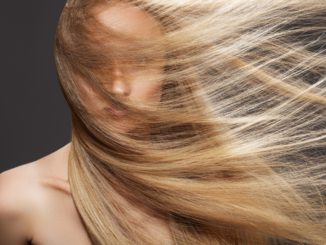 Jak samodzielnie rozjaśnić włosy by ich nie zniszczyć?