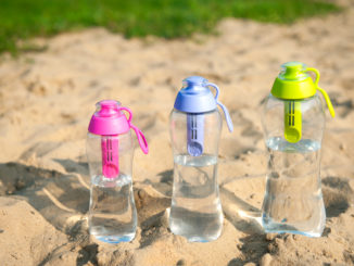 Dlaczego warto kupić butelkę filtrującą wodę, jak wybrać najlepszą?