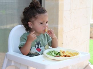 Bezpieczne i higieniczne dziecięce posiłki – zainwestuj w krzesełko do karmienia