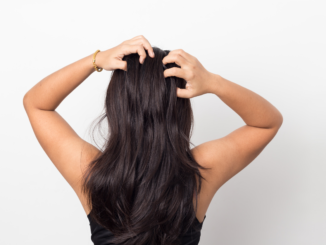 Jak zatroszczyć się o włosy i skórę głowy, kiedy mamy łupież?
