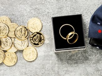 Prezent dla gości weselnych – personalizowane monety.