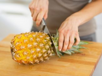 Jak obierać ananasa?