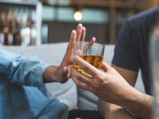 Co to jest wszywka alkoholowa? Czy za pomocą wszywki można wyleczyć alkoholizm?