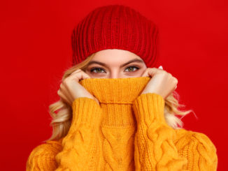 3 pomysły na uniwersalny, jesienny outfit – w roli głównej: sweter!