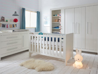 Łóżeczko na kółkach dla niemowlaka – dlaczego warto się w nie wyposażyć?