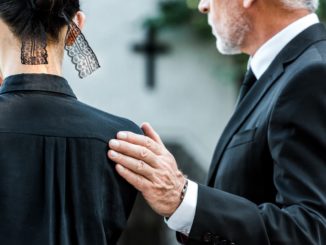 Jak zachować się na pogrzebie – savoir-vivre pogrzebowe