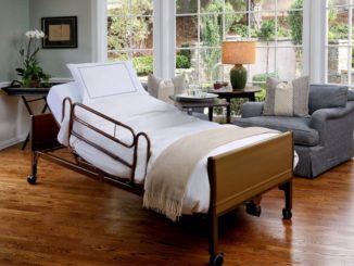 Jak zorganizować łóżko dla chorego leżącego i na co zwrócić uwagę przy jego wyborze