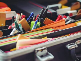 Artykuły szkolne i papiernicze – jak dobrze zorganizować biurko do nauki i pracy w domu?