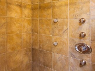 Jak usunąć silikon z kabiny prysznicowej?