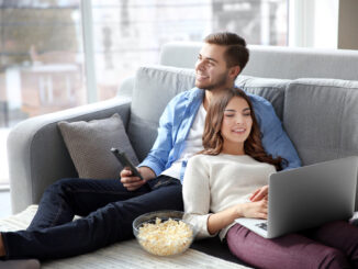 Telewizja czy Internet – gdzie lepiej oglądać filmy i seriale?