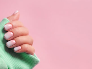 Kolorowy babyboomer – jak go zrobić na paznokciach?