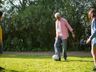 Dlaczego aparaty słuchowe są ważne dla utrzymania mobilności w starszym wieku?