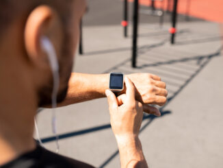 Zegarek czy smartwatch — co kiedy lepiej się sprawdzi?