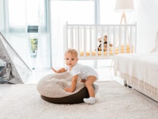Co powinno znaleźć się w pokoju niemowlaka? Porady i inspiracje dla bezpiecznego wnętrza.