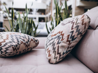 Jak wybrać idealne poduszki dekoracyjne do Twojego salonu?